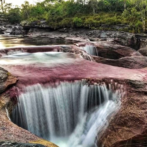 Viaggio lungo il fiume dalle acque color arcobaleno