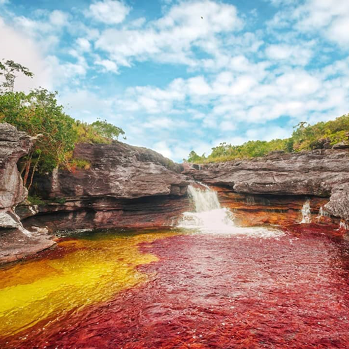 Viaggio lungo il fiume dalle acque color arcobaleno