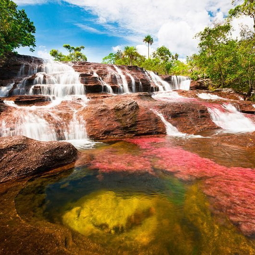 Viaggio lungo il fiume dalle acque color arcobaleno