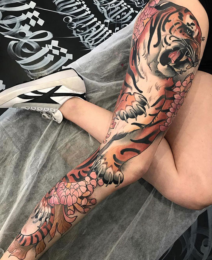 Tattoo Legs: 30 ipnotici tatuaggi per gambe colorate (o in bianco e nero)