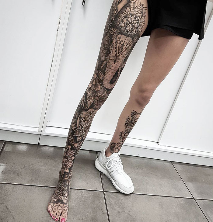 Tattoo Legs: 30 ipnotici tatuaggi per gambe colorate (o in bianco e nero)