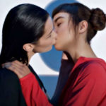 Il bacio saffico tra Bella Hadid e la modella che non esiste