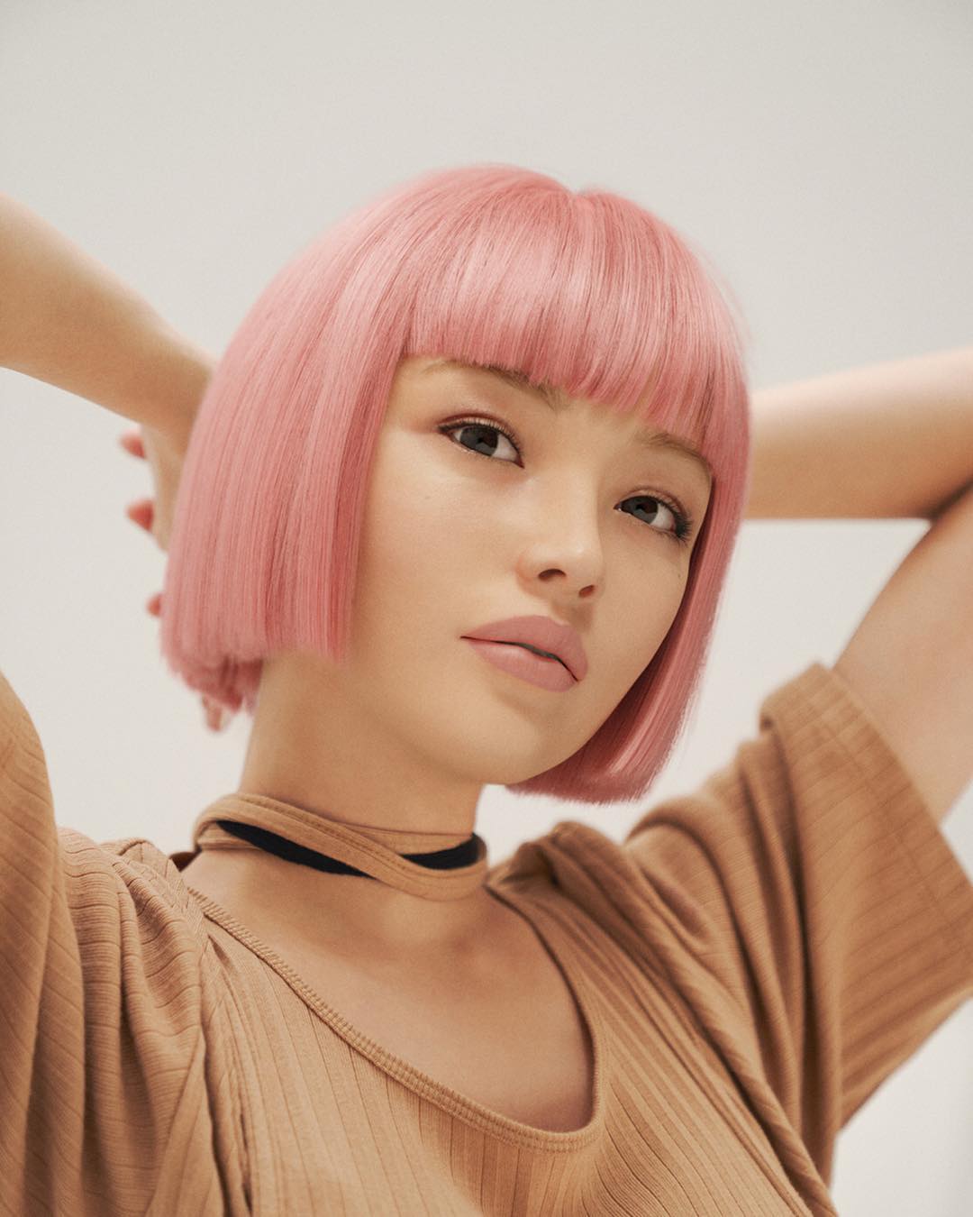 Il bacio saffico tra Bella Hadid e la modella che non esiste