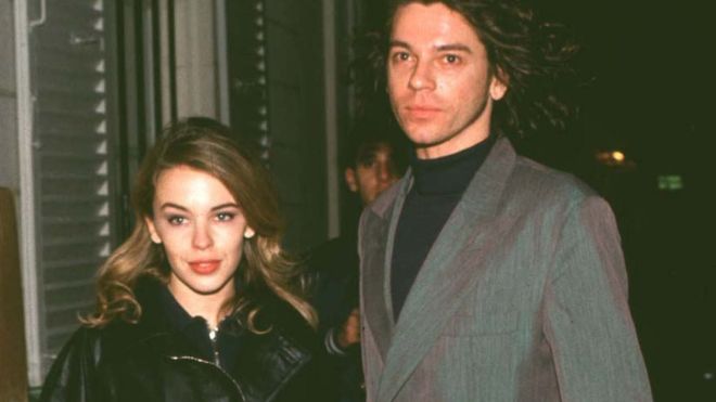 Dal tumore alle insicurezze, la vita fragile e coraggiosa di Kylie Minogue