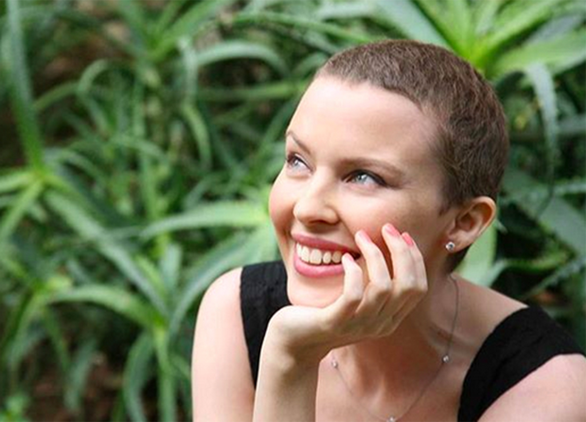 Dal tumore alle insicurezze, la vita fragile e coraggiosa di Kylie Minogue
