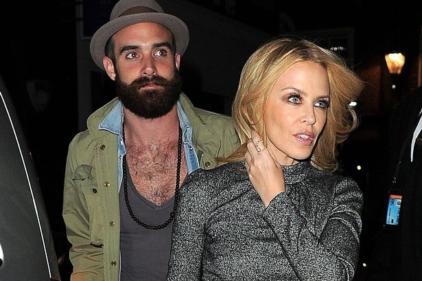 Dal tumore alle insicurezze, la vita fragile e coraggiosa di Kylie Minogue