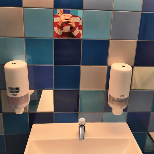 30 specchi che rendono impossibile qualsiasi selfie normale in bagno