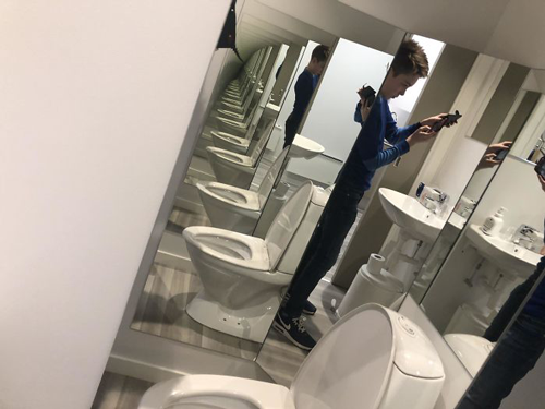 30 specchi che rendono impossibile qualsiasi selfie normale in bagno