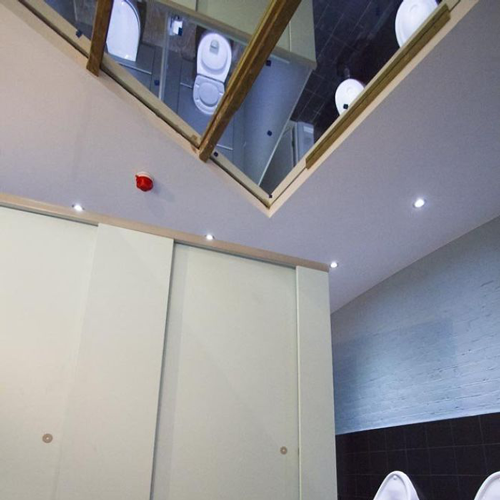 30 specchi che rendono impossibile qualsiasi selfie normale in bagno