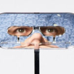 Come vede il mondo una persona alta? Gli occhiali per bassi che vogliono capire