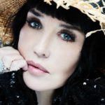 La bellezza diafana e senza tempo di Isabelle Adjani, oltre le botte e il dolore