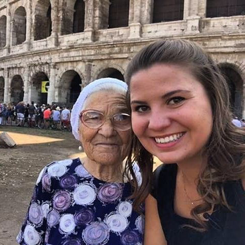 Chi è Yelena Yerjova, la nonna 91enne che usa la pensione per girare il mondo