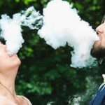Vaping wedding, lo strano trend delle foto di nozze con sigaretta elettronica