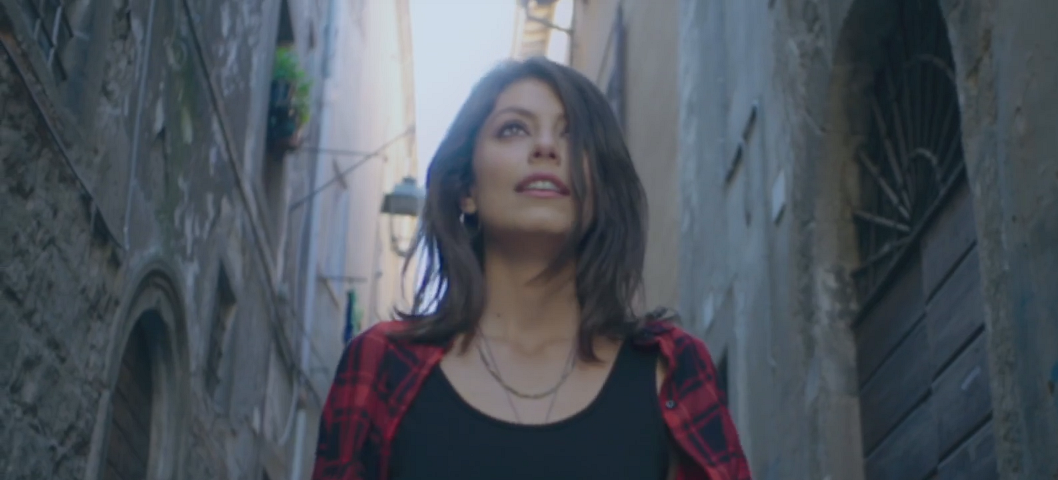 In bianco e scalza: il debutto di Alessandra Mastronardi alla Mostra del Cinema