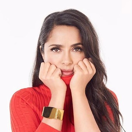 Salma Hayek che non ha paura di farsi vedere sexy o senza trucco a 52 anni