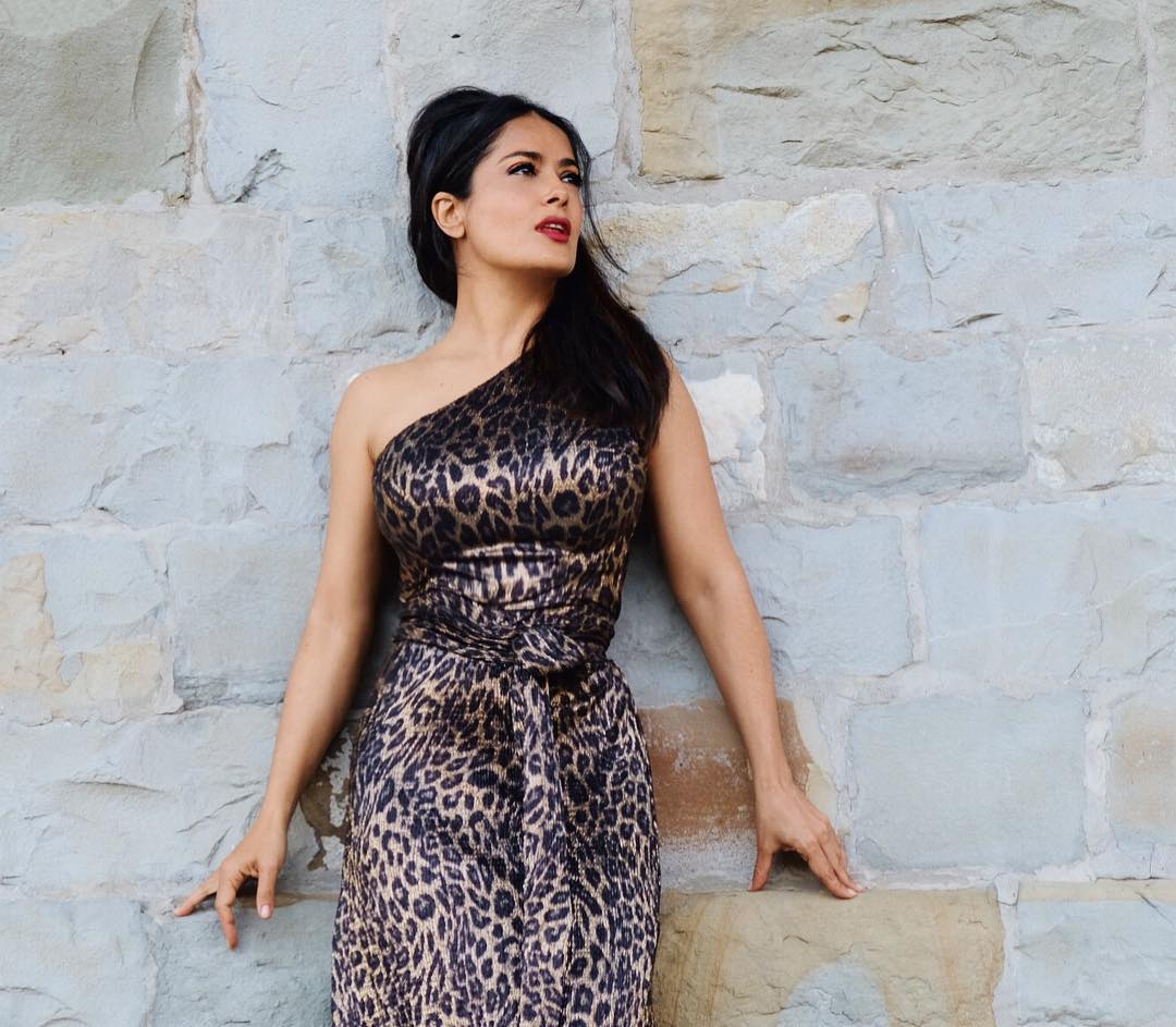 Salma Hayek che non ha paura di farsi vedere sexy o senza trucco a 52 anni