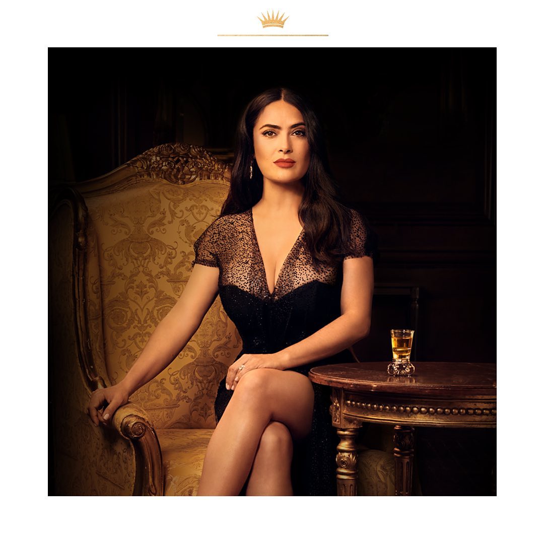 Salma Hayek che non ha paura di farsi vedere sexy o senza trucco a 52 anni