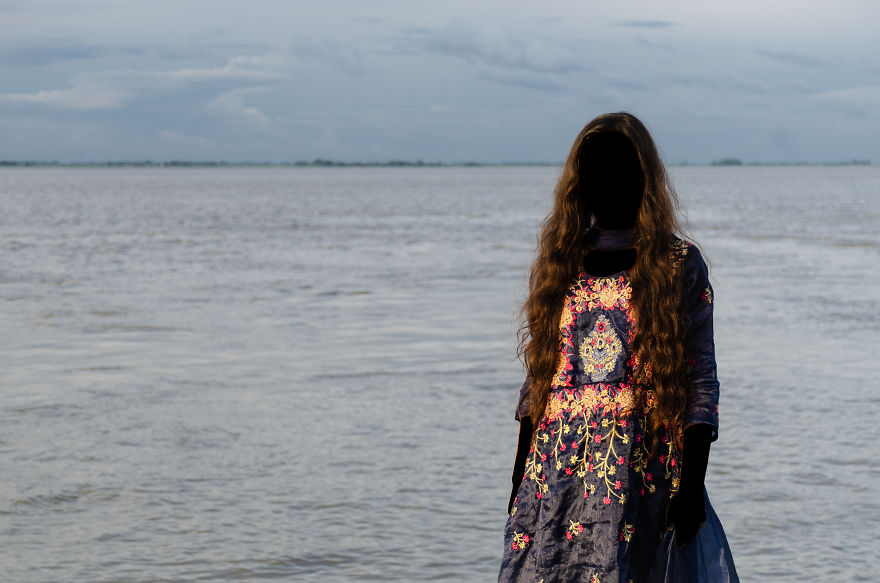 "Le donne senza volto, avvolte nell'oscurità di stupri e violenza"