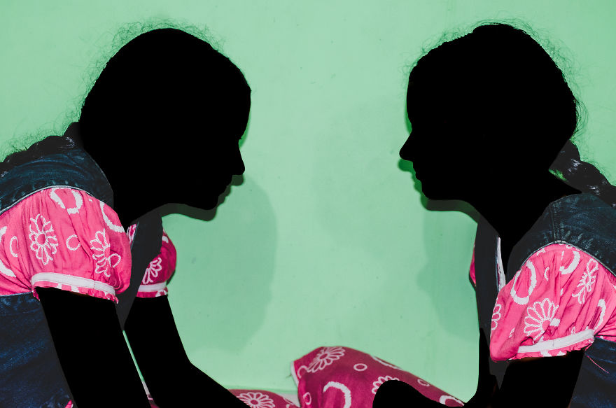 "Le donne senza volto, avvolte nell'oscurità di stupri e violenza"