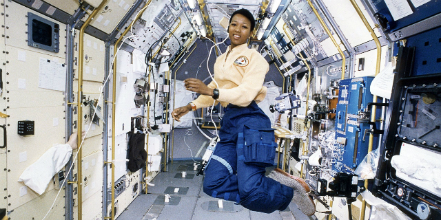Perché dobbiamo raccontare alle bambine la storia di Mae Jemison Perché dobbiamo raccontare alle bambine la storia di Mae Jemison