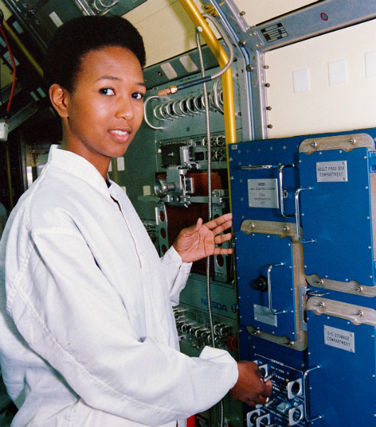 Perché dobbiamo raccontare alle bambine la storia di Mae Jemison