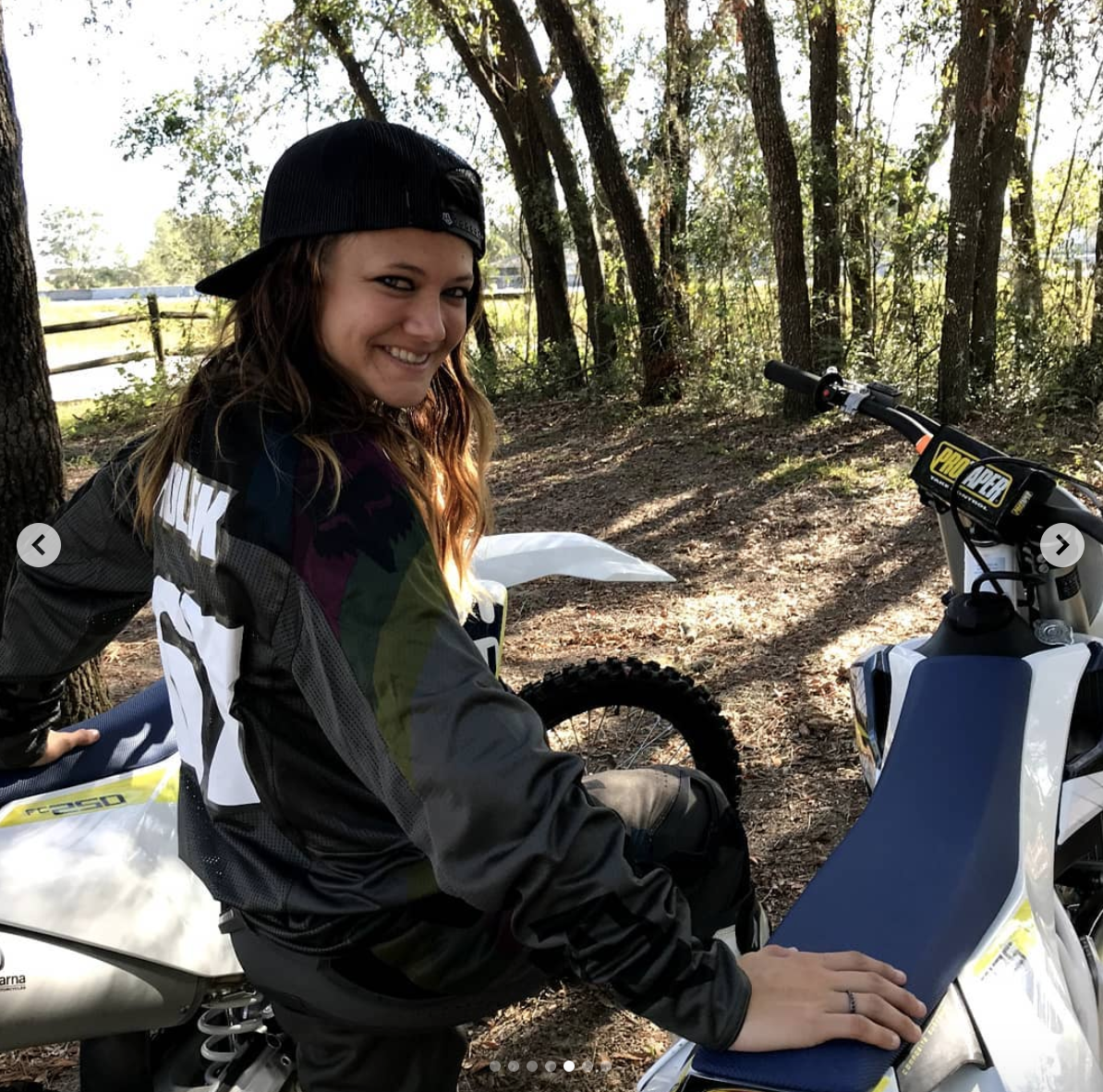 Donna, pilota, sorda: chi è Ashley Fiolek, che la disabilità non definisce