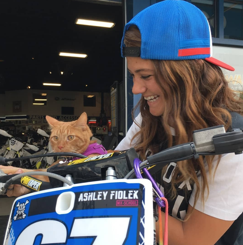 Donna, pilota, sorda: chi è Ashley Fiolek, che la disabilità non definisce