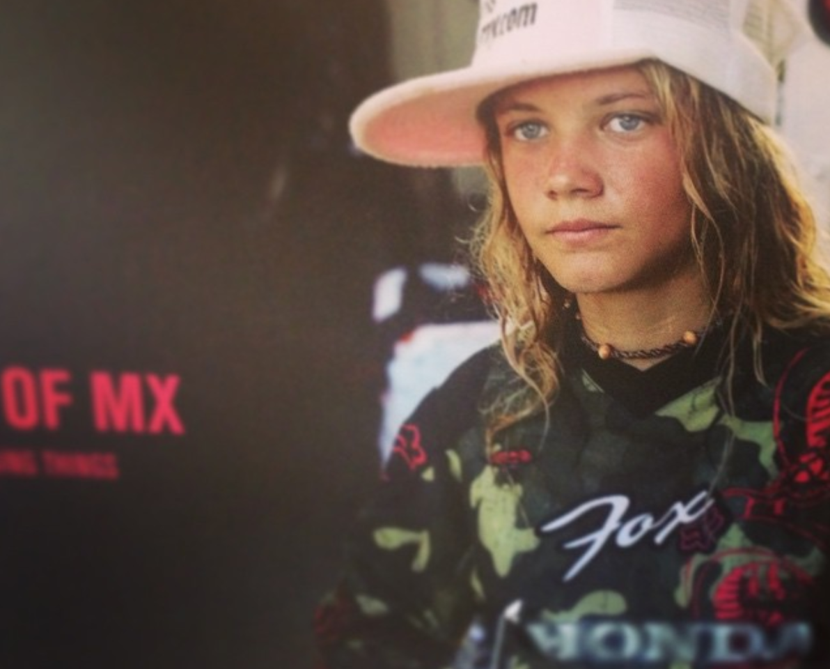 Donna, pilota, sorda: chi è Ashley Fiolek, che la disabilità non definisce