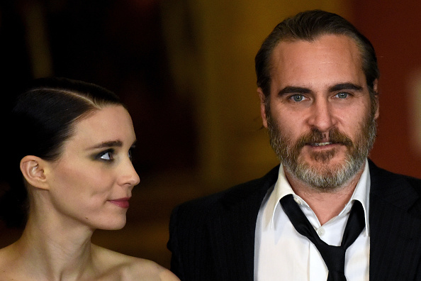 Quel dolore immenso di Joaquin Phoenix per il fratello River, morto tra le sue braccia
