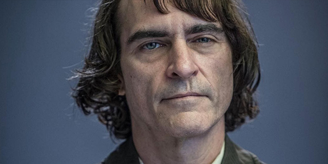 Quel dolore immenso di Joaquin Phoenix per il fratello River, morto tra le sue braccia