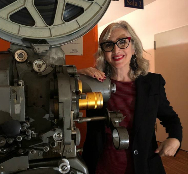 Lunetta Savino: "Innamorarsi a 60 anni e quella scena di autoerotismo senza tabù"