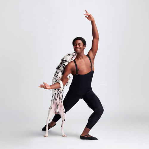 Danza con me: 20 ballerini e ballerine ballano con i loro cani