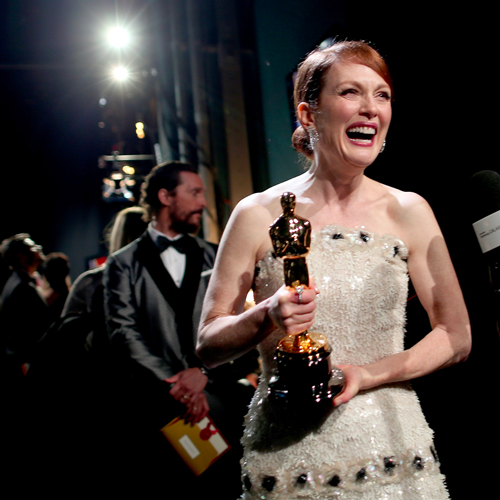 Julianne Moore, la grazia e la forza dietro i capelli rossi più belli di Hollywood