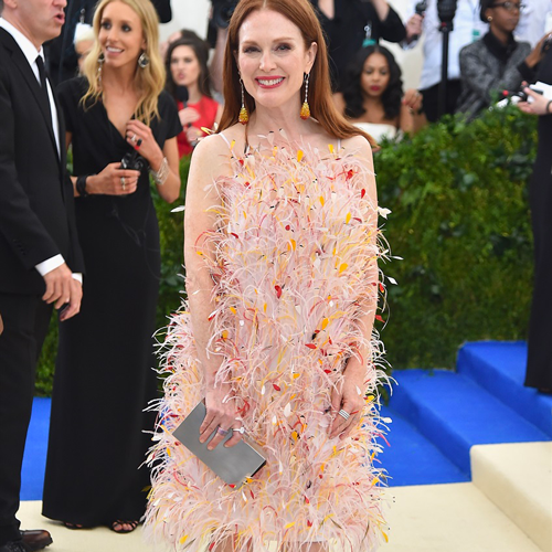 Julianne Moore, la grazia e la forza dietro i capelli rossi più belli di Hollywood