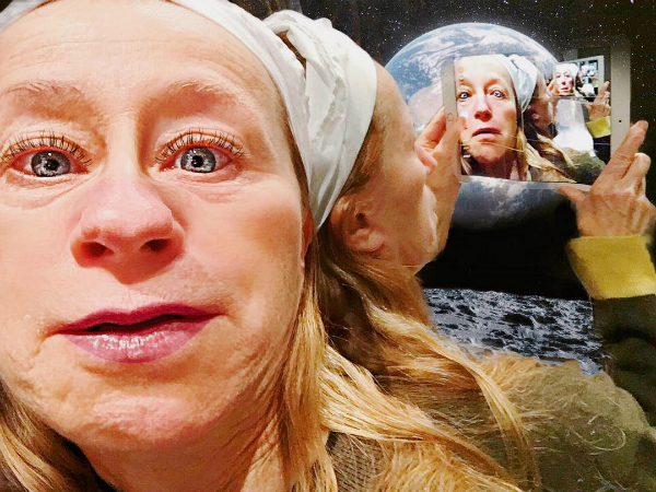 Cindy Sherman, la donna che aveva inventato selfie e filtri prima di tutti