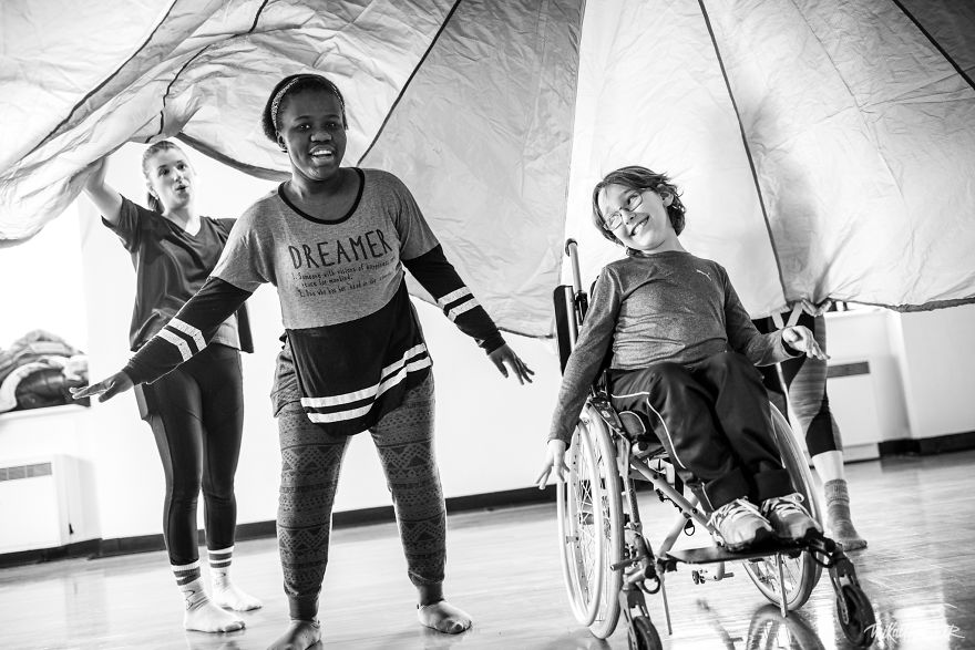 Essere artisti e disabili: 12 immagini che sfidano i limiti