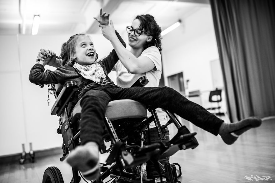 Essere artisti e disabili: 12 immagini che sfidano i limiti