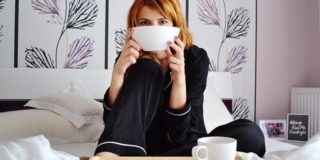 ragazza in casa