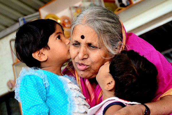 Sindhutai Sapkal, essere madre di oltre 1000 bambini orfani