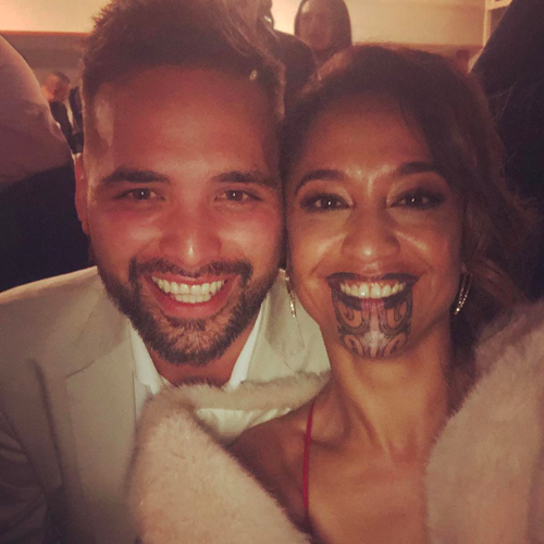 Il sorriso di Oriini Kaipara, la prima conduttrice con un tatuaggio facciale
