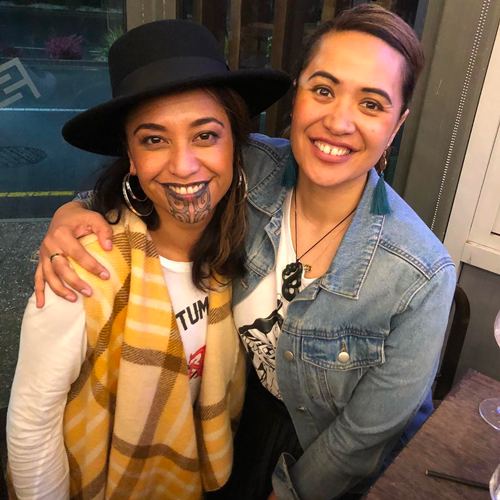 Il sorriso di Oriini Kaipara, la prima conduttrice con un tatuaggio facciale