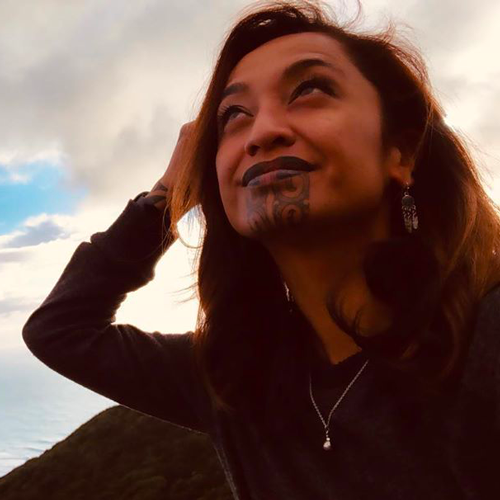 Il sorriso di Oriini Kaipara, la prima conduttrice con un tatuaggio facciale