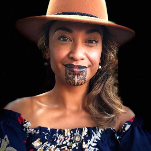 Il sorriso di Oriini Kaipara, la prima conduttrice con un tatuaggio facciale