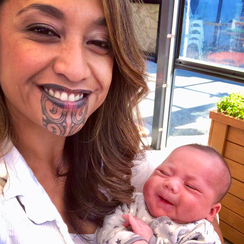 Il sorriso di Oriini Kaipara, la prima conduttrice con un tatuaggio facciale