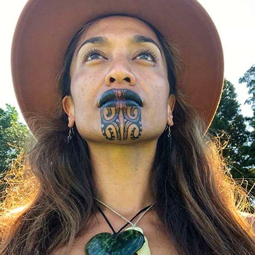 Il sorriso di Oriini Kaipara, la prima conduttrice con un tatuaggio facciale
