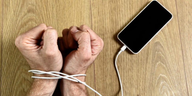 Dipendenza da cellulare, come capire se ce l'hai e se è il caso di farti curare