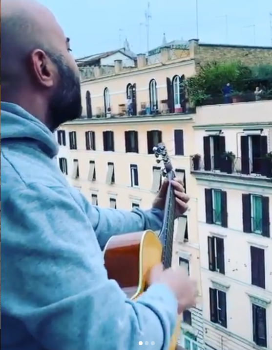 Coronavius: la coppia che balla sul balcone e i video più belli dell'Italia che resiste