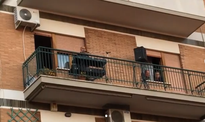 Coronavius: la coppia che balla sul balcone e i video più belli dell'Italia che resiste