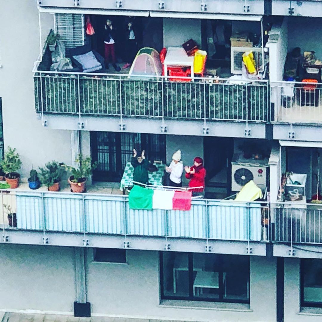 Coronavius: la coppia che balla sul balcone e i video più belli dell'Italia che resiste