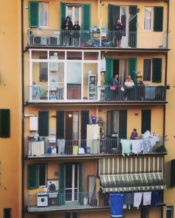 Coronavius: la coppia che balla sul balcone e i video più belli dell'Italia che resiste